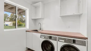 Stunning home 350 metres from the beach. - Image 2