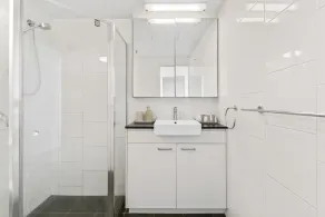 Kangaroo Point 2-Bed Flat with Gym & Pool - Image 3