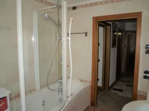 Spacious and bright apartment with garden in central area - Image 3