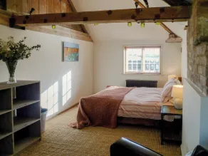 2 bedroom accommodation in Beeby - Image 5