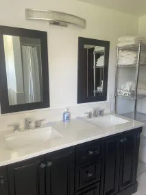 Newly Listed 4-bedroom , 2 bath house with WiFi, AC 10 minute walk to the Falls! - Image 2