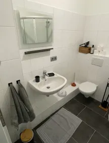 TruRetreats Airport Design Apartments I Free Parking & eCharger - Image 4