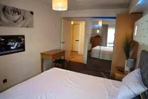 Modern Large Apartment Easy Access To City Tourist Locations - Image 4