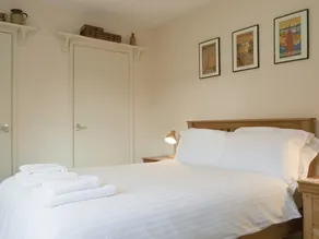 Spacious terraced cottage within walking distance of the town centre. - Image 5