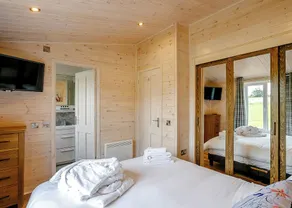 Contemporary lodge with stunning countryside views. - Image 5