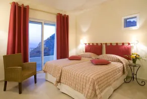 Villa élégante avec vue sur la mer et piscine privée près de la plage - Image 2