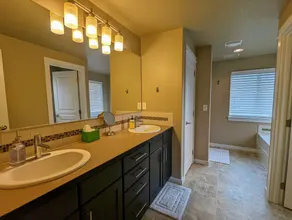 Spacious 3-bedroom home with outdoor space - Image 4