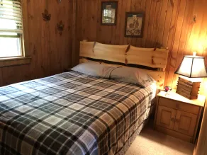 Knotty Pine Cabin on the Lake - Image 4