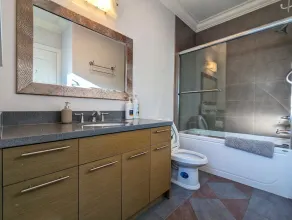 Spacious House with New Furniture - Close to Airport/Marine Gateway/UBC/downtown - Image 5
