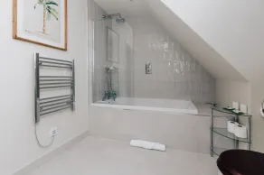 Hayward House, Hot Tub, Large Garden - Image 4
