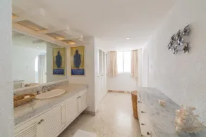 Beautiful Villa Aldila with Direct Beach Access in Acapulco - Image 2