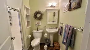 Enumclaw Estate, Scenic Views! Sleeps12,HotTub,Sauna, 1hr frm Rainier & Crystal - Image 3