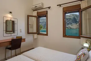 Villa in Kournas Overlooking Giorgioupolis Bay - Image 4