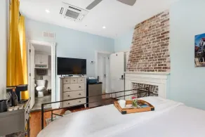Luxury Private Suite with HEATED SALTWATER POOL - Image 4