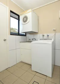 Relaxed, beachy 2 bed apartment, only 1.9kms from the beach, close to shops - Image 2