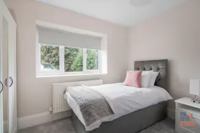 OnSiteStays New Large modern 4 bed, Parking, Wifi, 2 x Bathroom - Image 4
