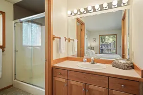 1 Colonial, à quelques pas du village et SHARC, foyer, 5 Master Suites, 6 bains, passes SHARC, bain à remous - Image 4
