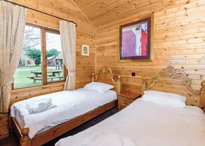 Superb lodge with one master double and one twin. - Image 4