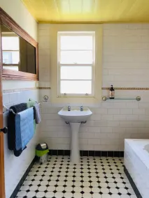 the whitehouse Port fairy in  the heart of town,  pet friendly - Image 3
