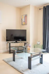 Apartment 5 - Image 2