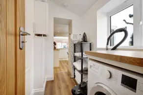 Beautifully refurbished cottage in lower Wivenhoe. - Image 2