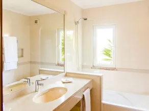 Stunning Lagos Villa | 10 Bedrooms | Villa Lacuna Deluxe | Private Pool & Jacuzzi | Algarve - Image 3