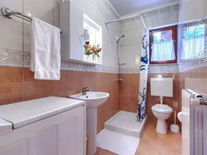Angenehme Wohnung für 5 Personen mit Klimaanlage, Pool,  W-LAN, TV und Innenhof - Image 3
