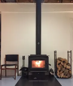 Modernisiertes Bauernhaus am Wasser mit Holzofen auf 9 Hektar Land - Image 2