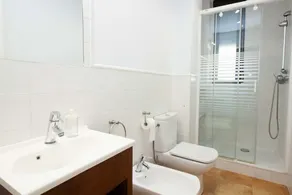 Apartment with terrace and views of the beach - Image 4