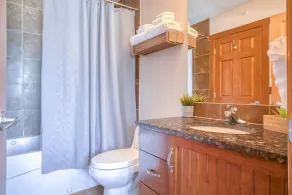 Incredible Mountain View Townhouse Sleep 6 PPL in DT Canmore w/ AC & UG Parking - Image 4