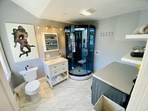 Luxe Studio 2 on Main Street- Luxury Steam Shower, Kitchen - Image 4