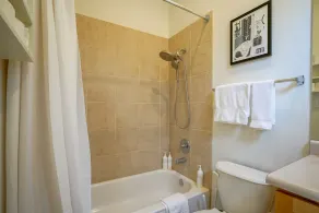 Downtown Modern Studio, centrally located - Image 2