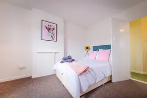 4 Bed - 2 Baths 1 Walk in Shower Lots of Parking - Image 4