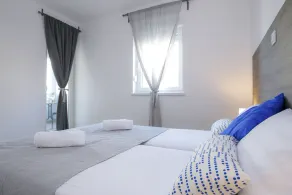 Deluxe Apartment with Terrace and Pool - Image 4
