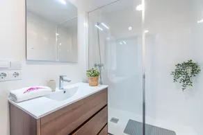 Apartment with a view of the canal and the communal pool - Image 2