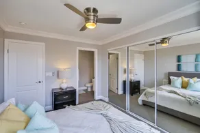 STUNNING TOP LEVEL END UNIT 3 BLOCKS TO OCEAN VIEW - Image 5
