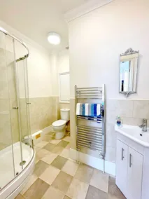Stylish apartment with free parking, lift and views - Image 2