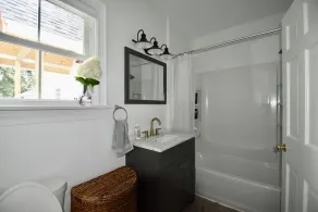 Beautiful Delightful 3BR Downtown Brunswick All King Beds - Image 3