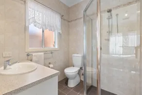 Family-Friendly 4-Bed Home with Parking - Image 3