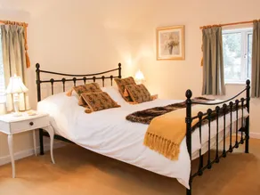 Cream Door Cottage - Image 4