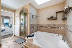 Epic Views: Hot Tub, 3BR/3BA, Sleeps10, Remote Retreat! - Image 4