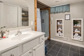 Large Modern 2 Bedroom near Ocean, Airport, and Seattle with private garage - Image 5