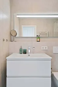 Luxurious City Retreat Balcony & Pool Access - Image 3