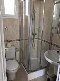 Wunderschöne Villa - sehr sonnig gelegen mit 3 SZ und tollem Gemeinschaftspool - Image 3