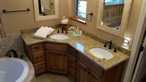 Woodlands Chalet: Forest, Luxury, Parking, Bedrooms w/ Ensuite Bathrooms, CLEAN - Image 3