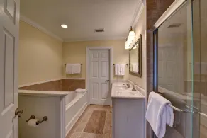 Belle 4 chambres, 5 salle de bain complète, East Beach avec piscine, 3 maisons de East Beach - Image 2