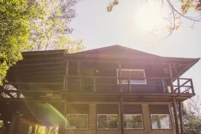 A property with a cabin and birdsong. - Image 4