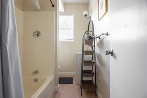 Cozy Studio w/parking & Wi-Fi near Design District - Image 3