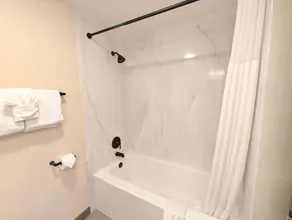 Tortuga - 1 Bedroom Suite with 3 Queen Beds at Wanderlust Inn, Pet Friendly - Image 2