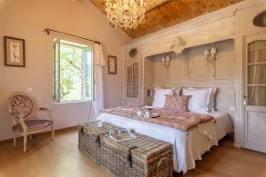 5-bed Mas with pool in Maubec with pool, air-con and views to the Luberon hills - Image 5